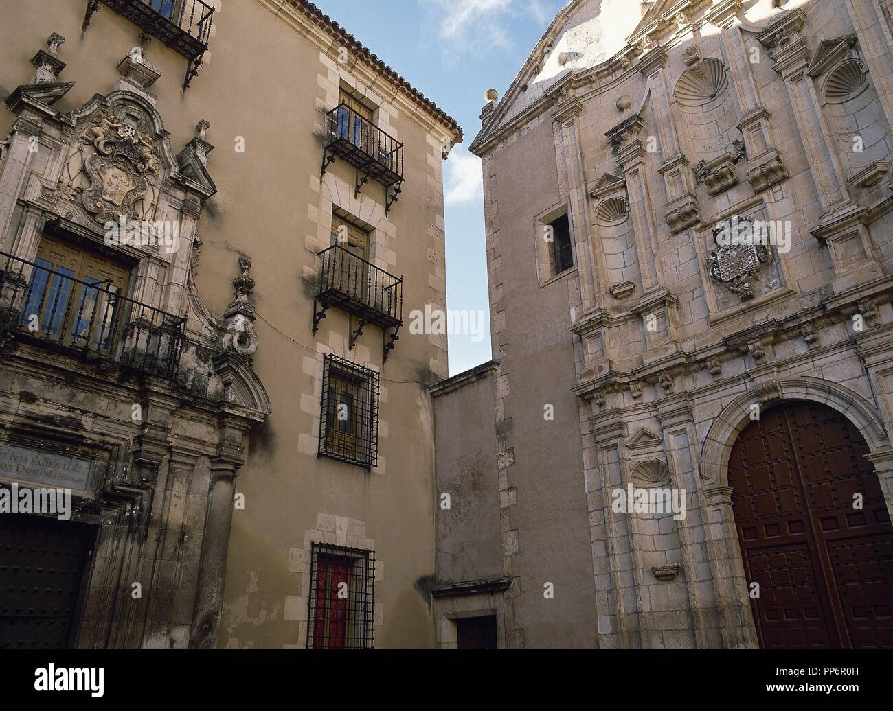 Spagna. A Cuenca. Nel Seminario Conciliare di San Giuliano, il XVI e il XVIII secolo, e il Convento della Beata Vergine Maria della Misericordia, del XVIII secolo. Facciata. Merced Square. Foto Stock