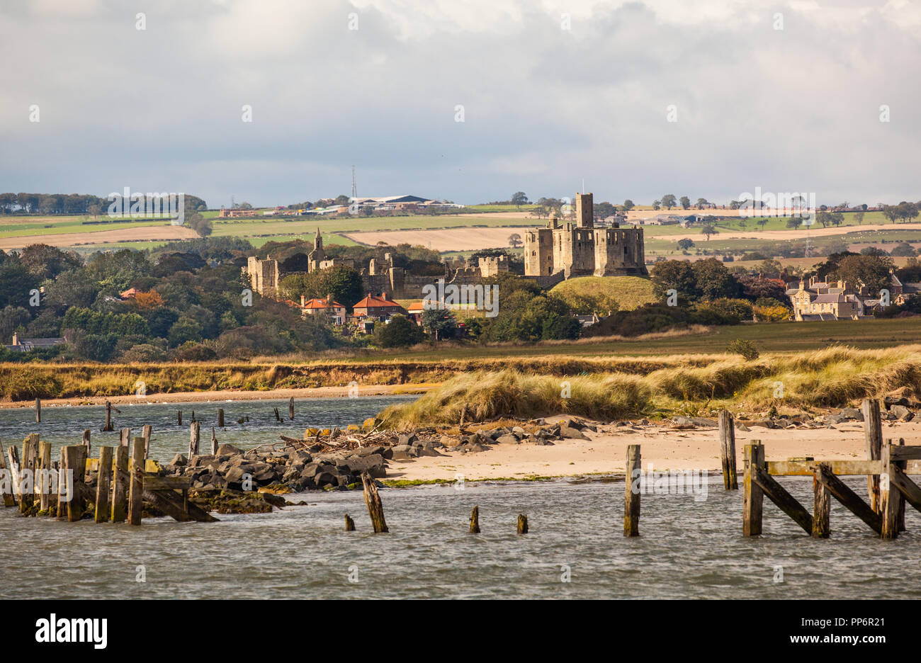 Il castello di Warkworth visto dal porto a camminare attraverso l'estuario e lungo il fiume Coquet Northumberland England Regno Unito Foto Stock