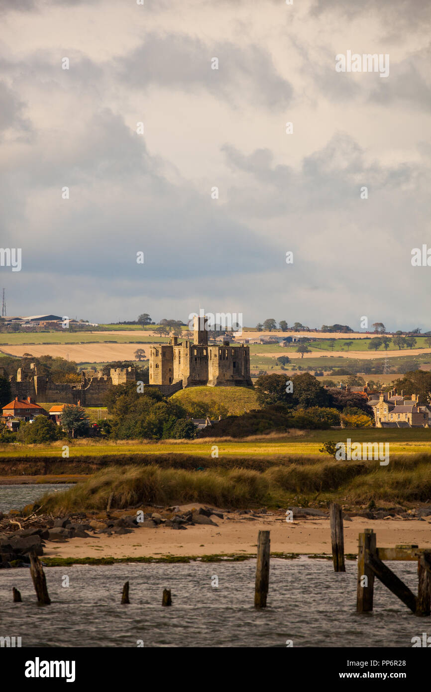 Il castello di Warkworth visto dal porto a camminare attraverso l'estuario e lungo il fiume Coquet Northumberland England Regno Unito Foto Stock