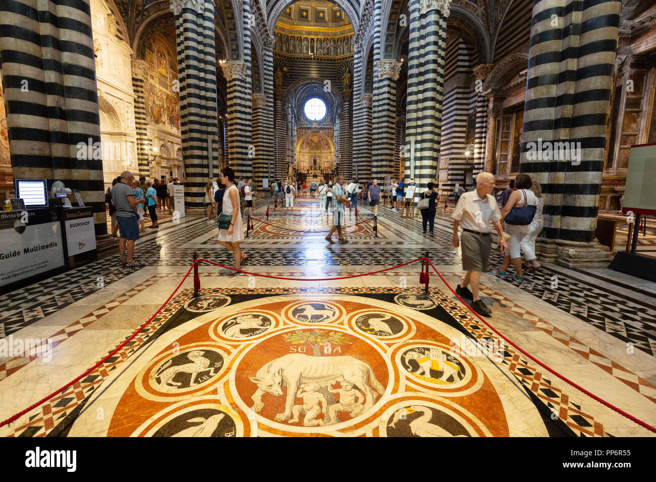 I turisti all'interno del Duomo di Siena ( Duomo Siena ), Siena, Toscana Italia Europa Foto Stock