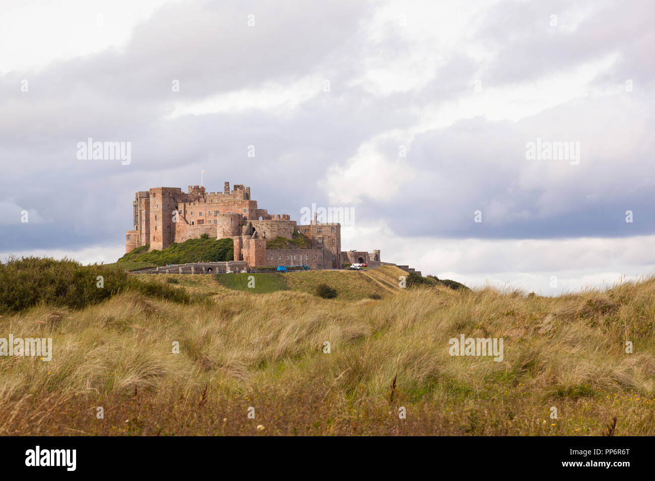 Il castello di Bamburgh dalla spiaggia di Bamburgh Northumberland England Regno Unito Foto Stock
