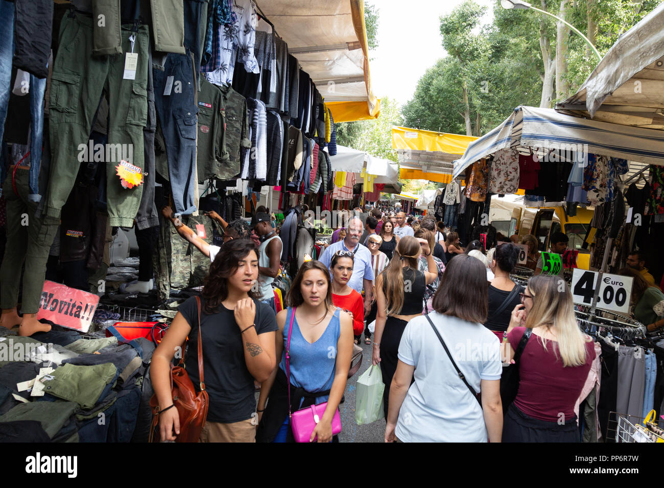 Il popolo italiano lo shopping nel mercato settimanale, Siena, Toscana Italia Europa Foto Stock
