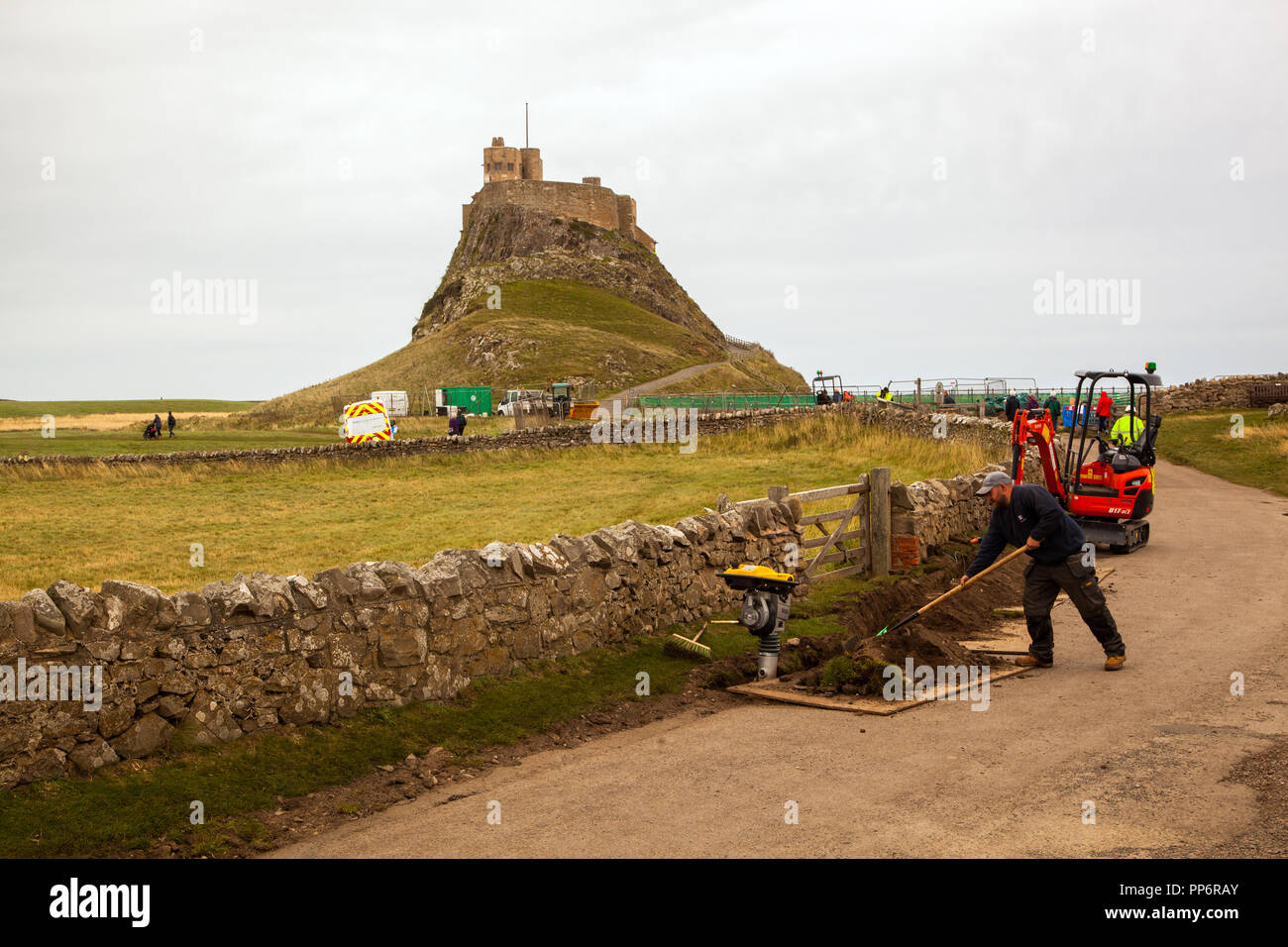 Gli ingegneri di Openreach installazione ad alta velocità in fibra ottica a banda larga per il castello sull'Isola di Lindisfarne o Isola Santa Northumberland Englang REGNO UNITO Foto Stock