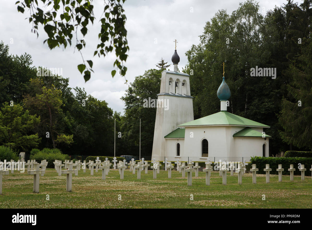 Russo cappella memoriale al russo cimitero militare (Cimetiere Militaire russe) in Saint-Hilaire-le-Grand vicino a Mourmelon-le-Grand in Marne regione nel nord-est della Francia. La Risurrezione Cappella progettato dall architetto russo Albert Benois fu costruita nel 1936-1937 al cimitero dove 915 soldati russi del russo forza expeditionary caduti in Francia nel 1916-1918 durante la Prima Guerra Mondiale sono stati sepolti. Foto Stock