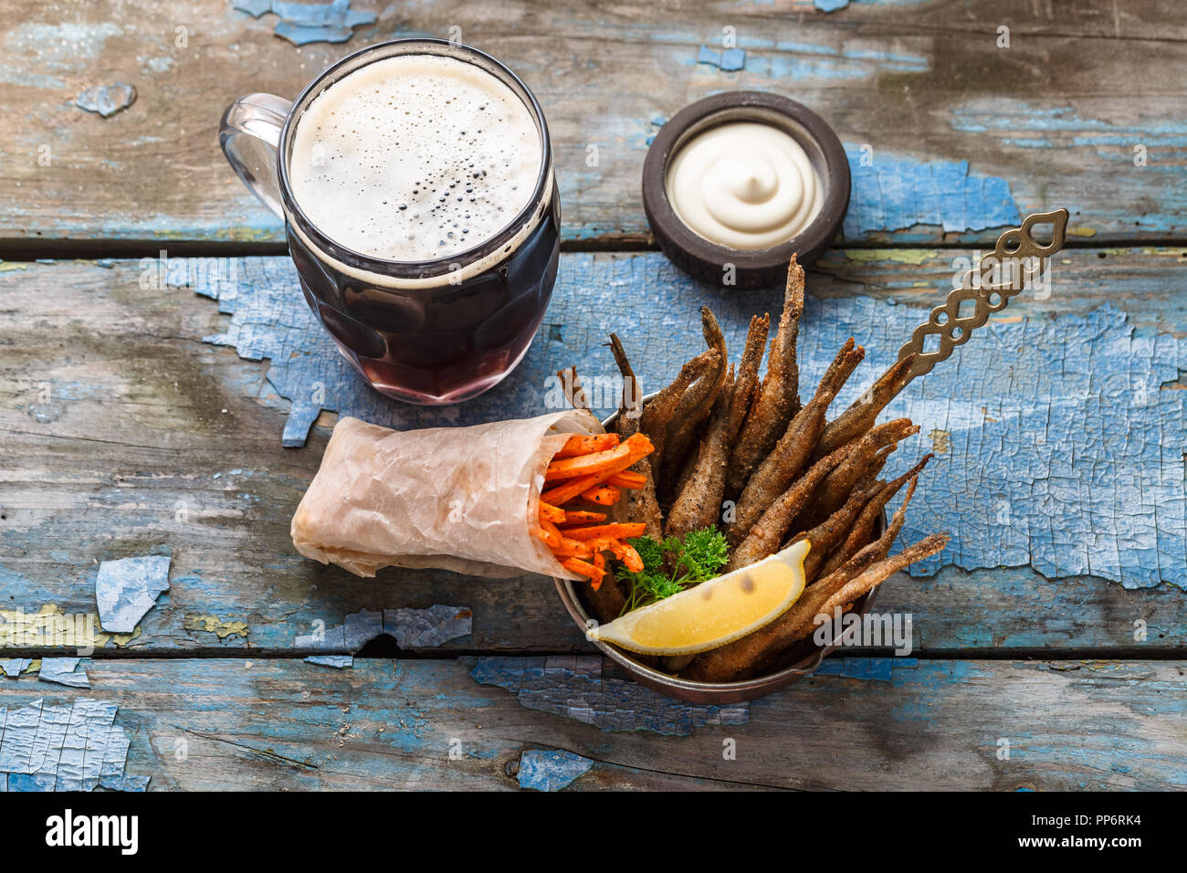 Deep fritture di pesce con carote bastoni, birra antipasto, spazio di copia Foto Stock