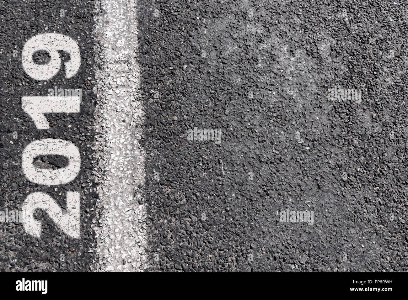 Vuoto messaggio stradale su asfalto linea. Nuovo anno risoluzione 2019 Foto Stock