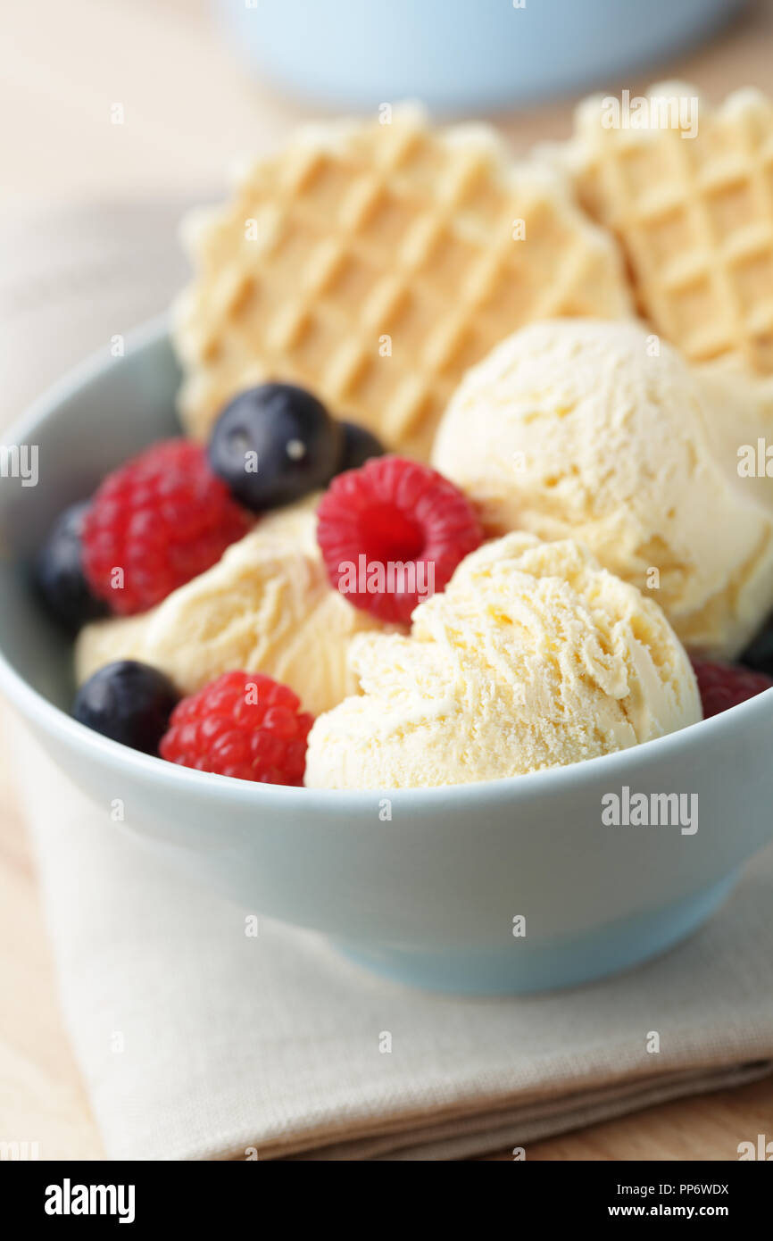 Gelato alla crema con lampone, mirtillo e waffles Foto Stock