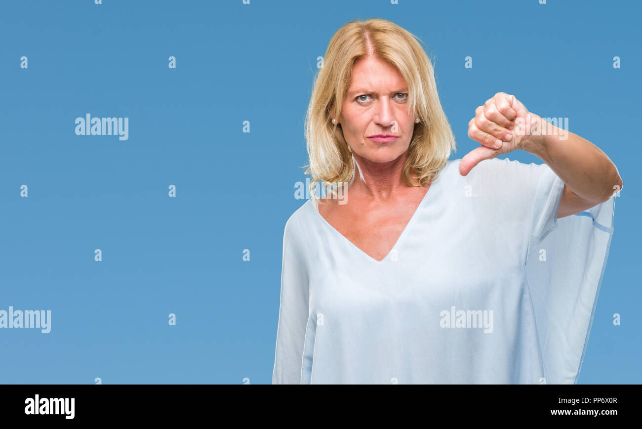 La mezza età bionda business donna su sfondo isolato cercando infelice e arrabbiato che mostra il rifiuto e negativo con il pollice verso il basso gesto. Bad expre Foto Stock
