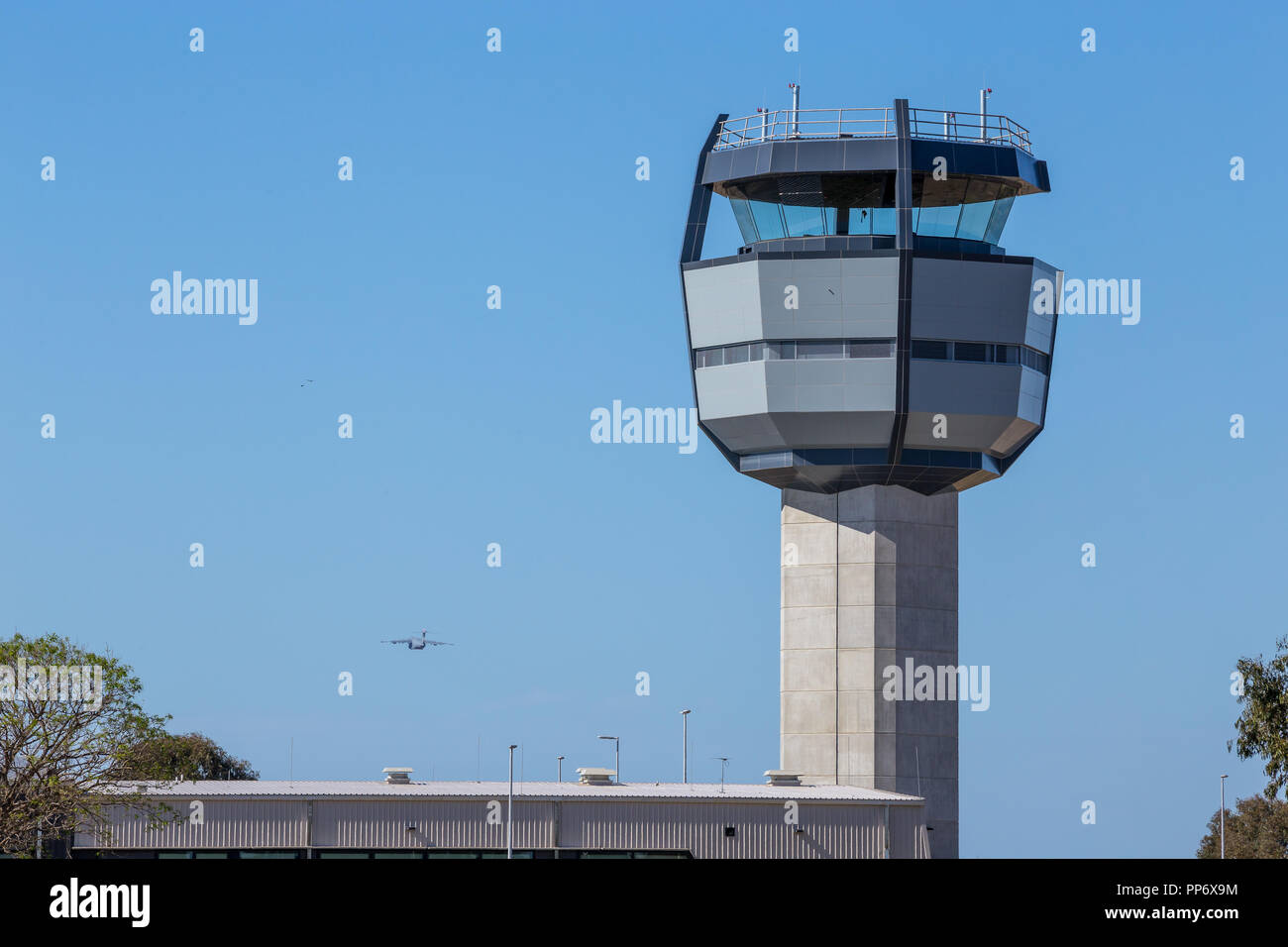 Aeroporto militare, Royal Australian Air Force Base Amberley nuova torre di controllo, un C17 Globemaster prendendo il largo a sinistra della torre. Foto Stock