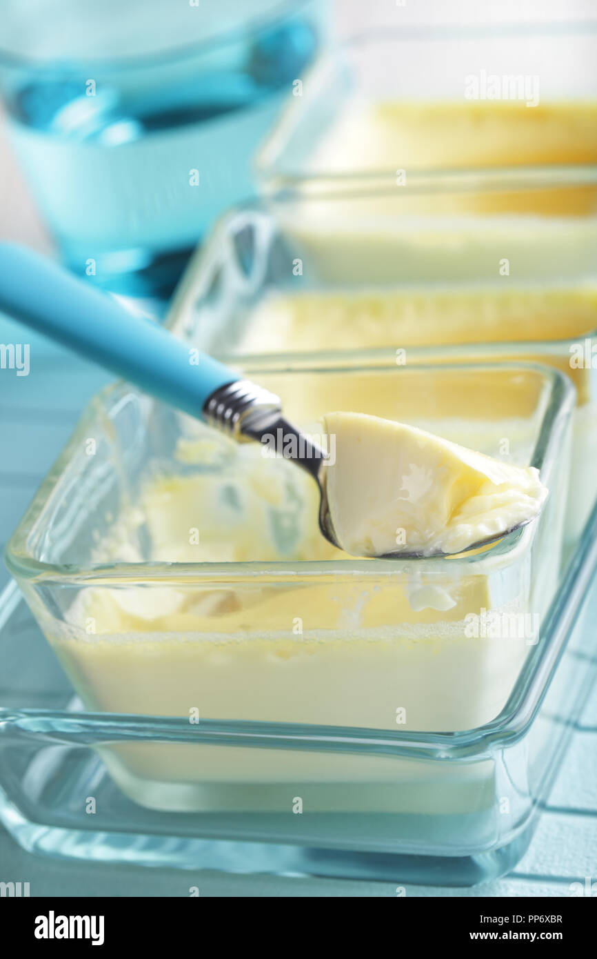 Creme brulee in vetro piatti di cottura closeup Foto Stock