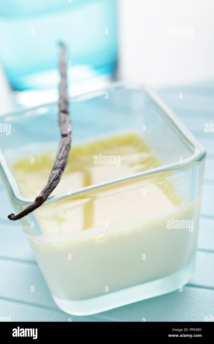 Creme brulee nel piatto di vetro con baccello di vaniglia Foto Stock