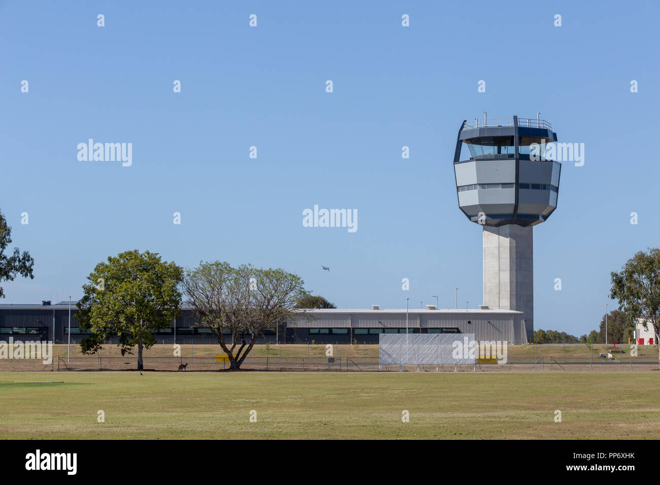 Aeroporto militare, Royal Australian Air Force Base Amberley nuova torre di controllo, un C17 Globemaster prendendo il largo a sinistra della torre. Foto Stock