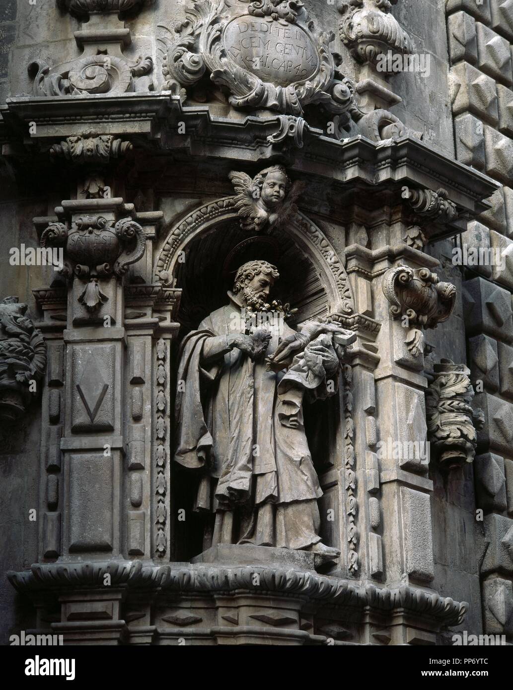 SAN FRANCISCO JAVIER (Javier, 1506-Shangchuan, 1552). Religioso español. Fundador de las Misiones asiáticas de los jesuitas, organizador eclesiástico de la India y patrono de las Misiones. Escultura atribuida a F. de SANTACRUZ, año 1690. Fachada de la Iglesia de Betlem. Barcellona. Cataluña. Foto Stock