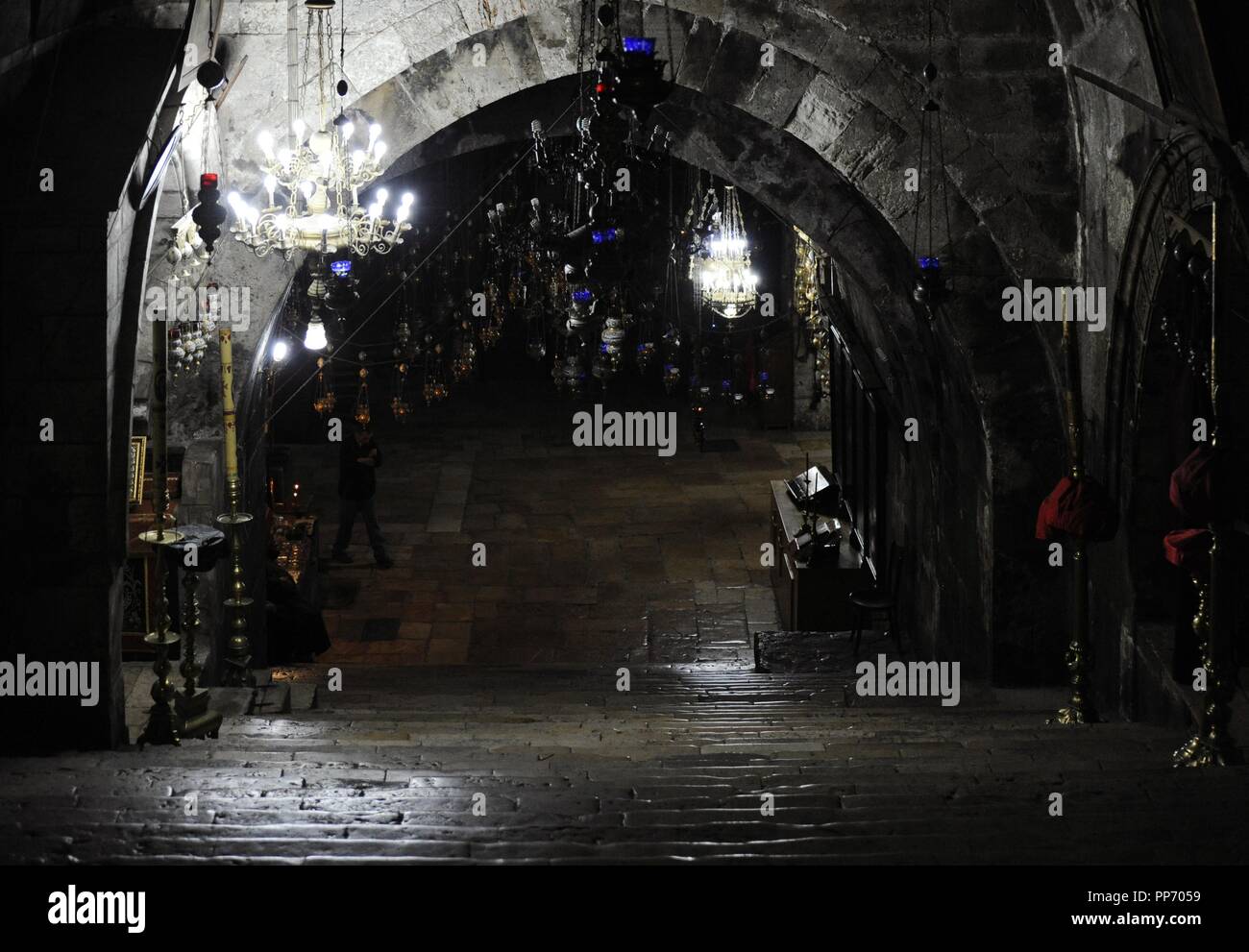 Israele. Gerusalemme. Sepolcro della Vergine Maria o chiesa del sepolcro di Santa Maria. Christian tomba nella Valle del cedro. Creduto da cristiani orientali per essere il luogo di sepoltura di Maria, la madre di Gesù. Interno. Scala di ingresso. Foto Stock
