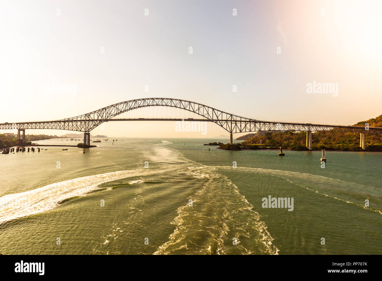 Un ampia angolazione del ponte delle Americhe spanning pacifico ingresso al Canale di Panama. Foto Stock