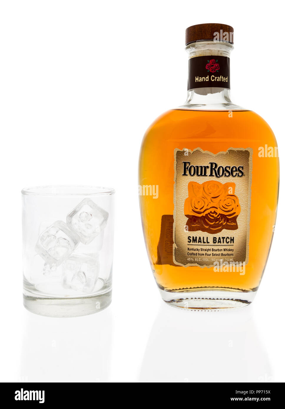 Winneconne, WI - 21 Settembre 2018: una bottiglia di Four Roses a lotti e piccole dritte Kentucky bourbon whiskey con un bicchiere di ghiaccio su un sfondo isolato Foto Stock