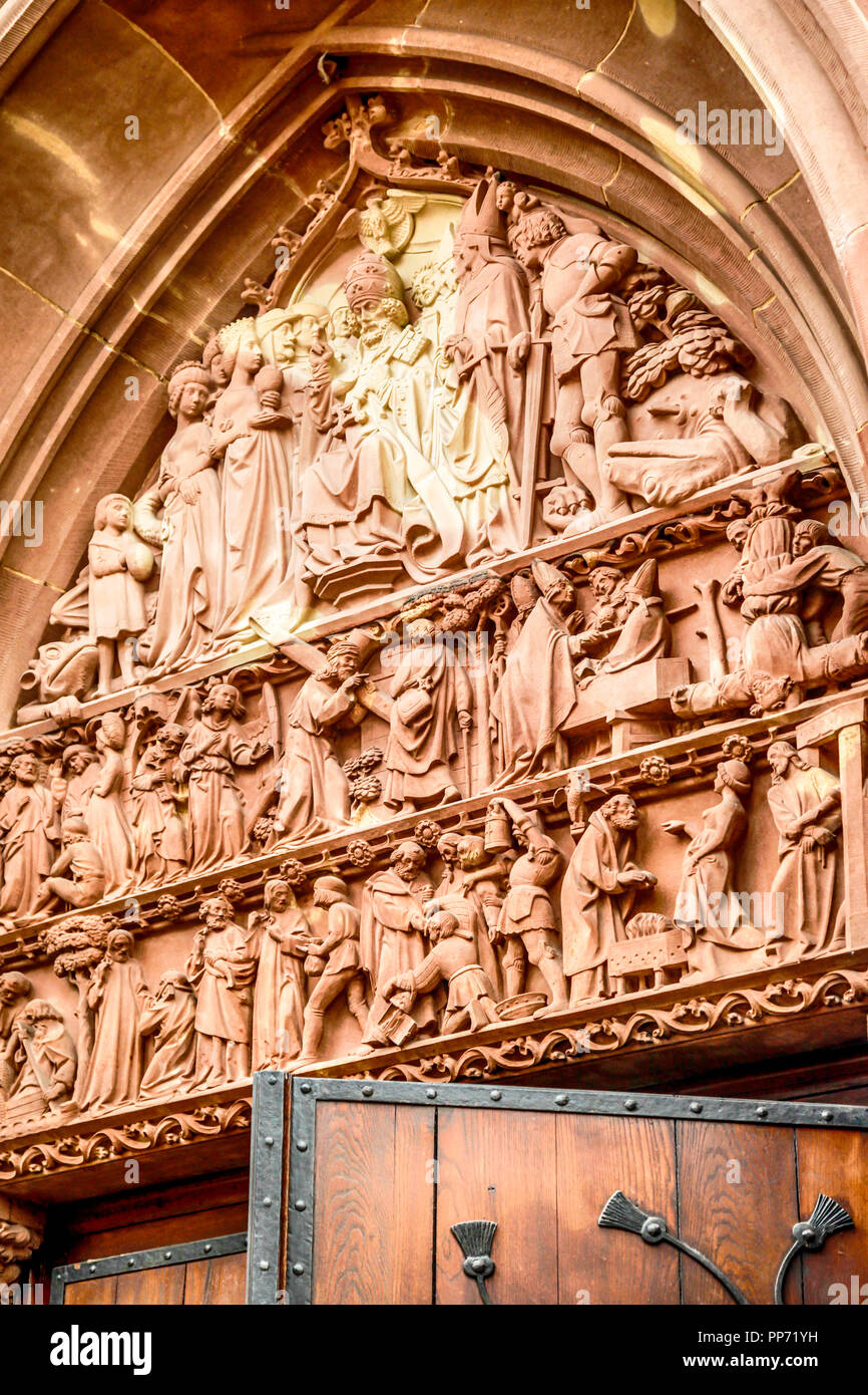Close up di dettagli architettonici nella cattedrale di Notre Dame de Strasburgo in Francia Foto Stock