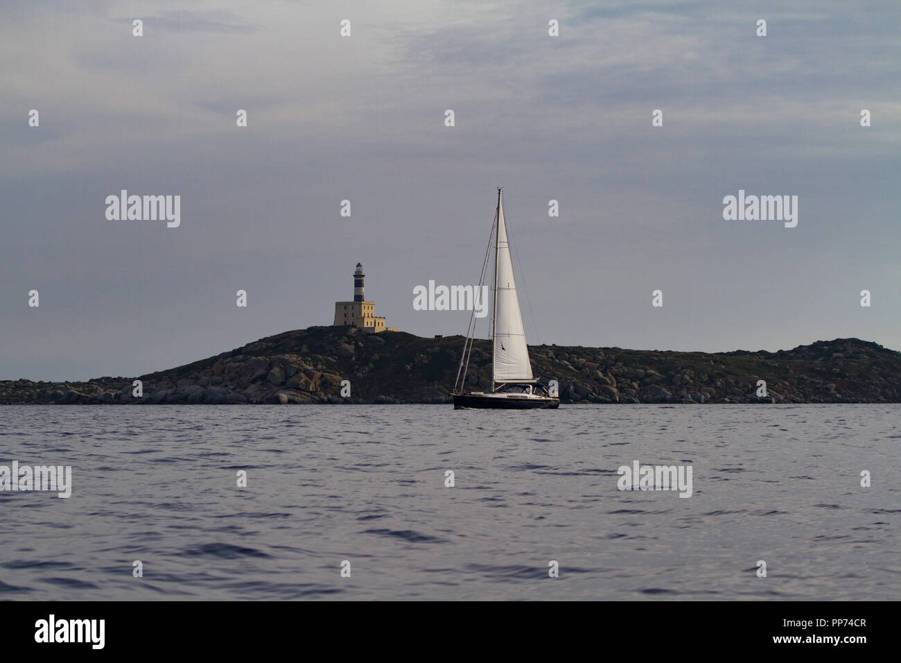 Sailing yacht al largo delle coste della Sardegna. Italia Foto Stock