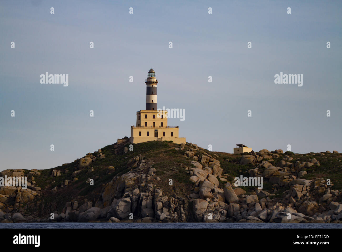 Faro di Isola dei Cavoli vicino a Villasimius, Sardegna, Italia Foto Stock