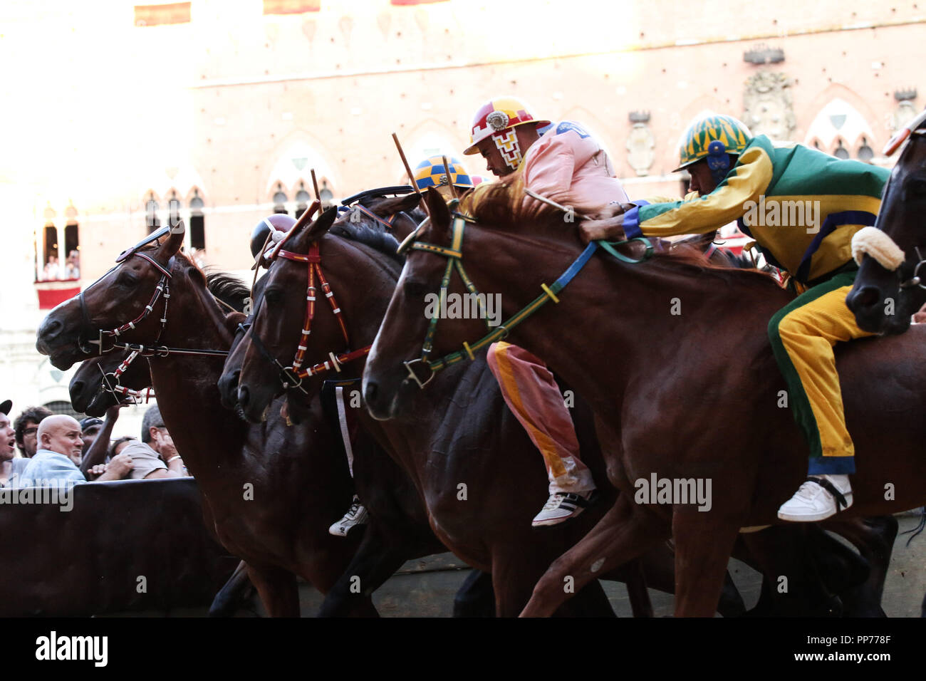 Siena, Siena, Italia. 16 Ago, 2018. Fantini vede competere durante lo storico italiano cavallo di razza.Fantino Giuseppe Zedde detto Gingillo, di contrada Lupa, vince la storica corsa di cavalli Palio di Siena 2018. I piloti si sfidano a cavallo per due volte un anno durante questa gara. Credito: Cosimo Martemucci SOPA/images/ZUMA filo/Alamy Live News Foto Stock