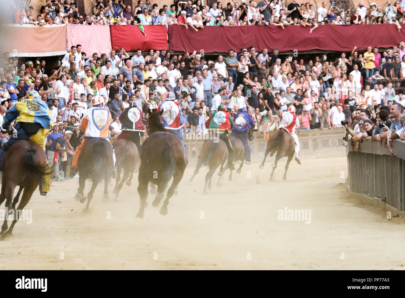 Siena, Siena, Italia. 16 Ago, 2018. Fantini vede competere durante lo storico italiano cavallo di razza.Fantino Giuseppe Zedde detto Gingillo, di contrada Lupa, vince la storica corsa di cavalli Palio di Siena 2018. I piloti si sfidano a cavallo per due volte un anno durante questa gara. Credito: Cosimo Martemucci SOPA/images/ZUMA filo/Alamy Live News Foto Stock