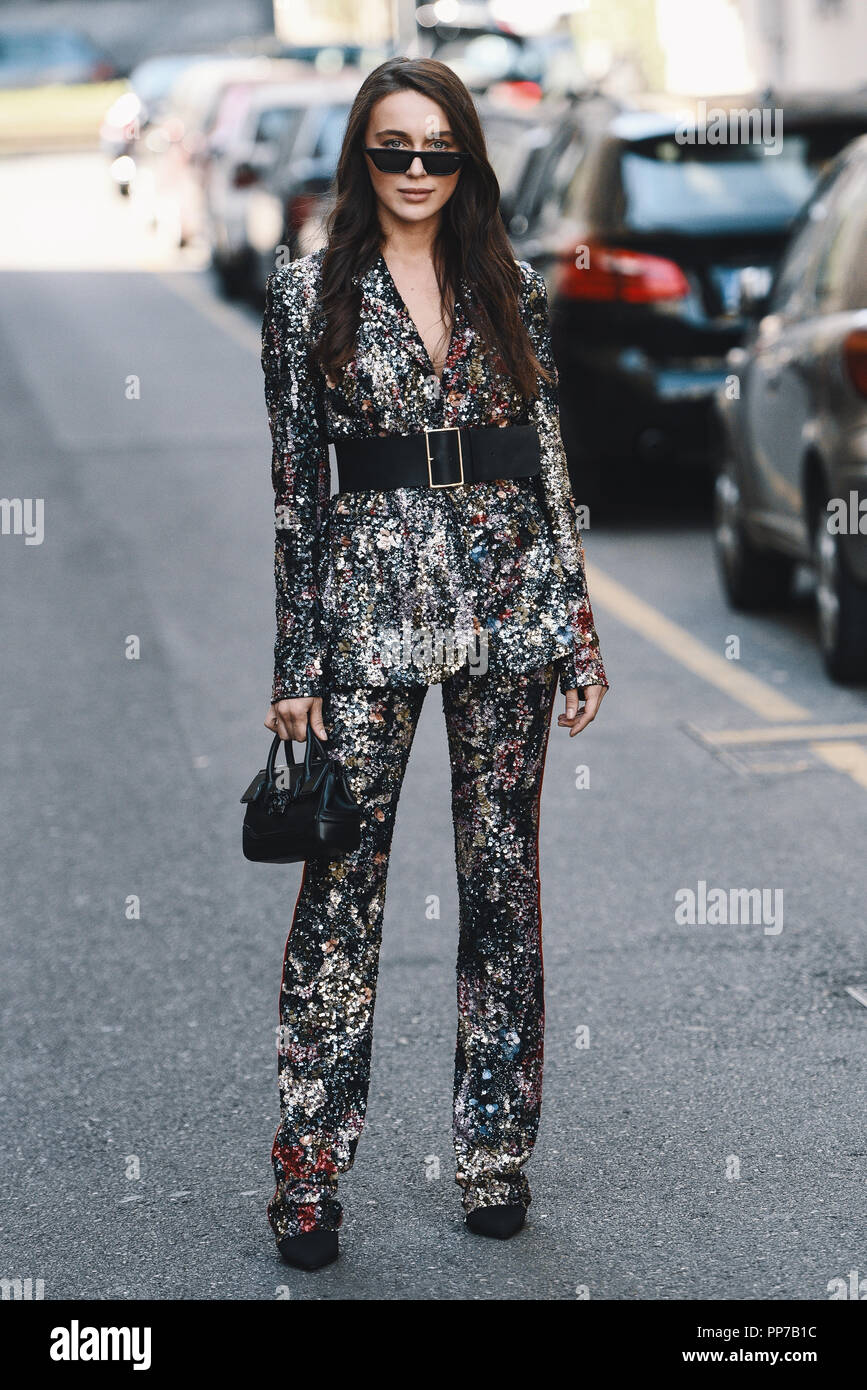 Milano, Italia - 23 Settembre 2018: Street style abiti prima di Dolce e Gabbana fashion show durante la Settimana della Moda Milanese - - MFWSS19 Credito: Alberto Grosescu/Alamy Live News Foto Stock