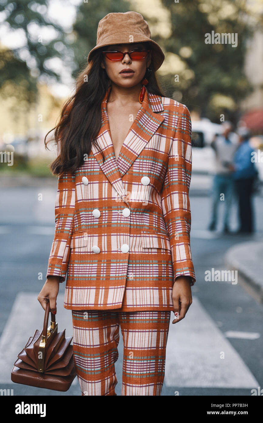 Milano, Italia - 23 Settembre 2018: Street style abiti prima di Giorgio Armani fashion show durante la Settimana della Moda Milanese - MFWSS19 Credito: Alberto Grosescu/Alamy Live News Foto Stock