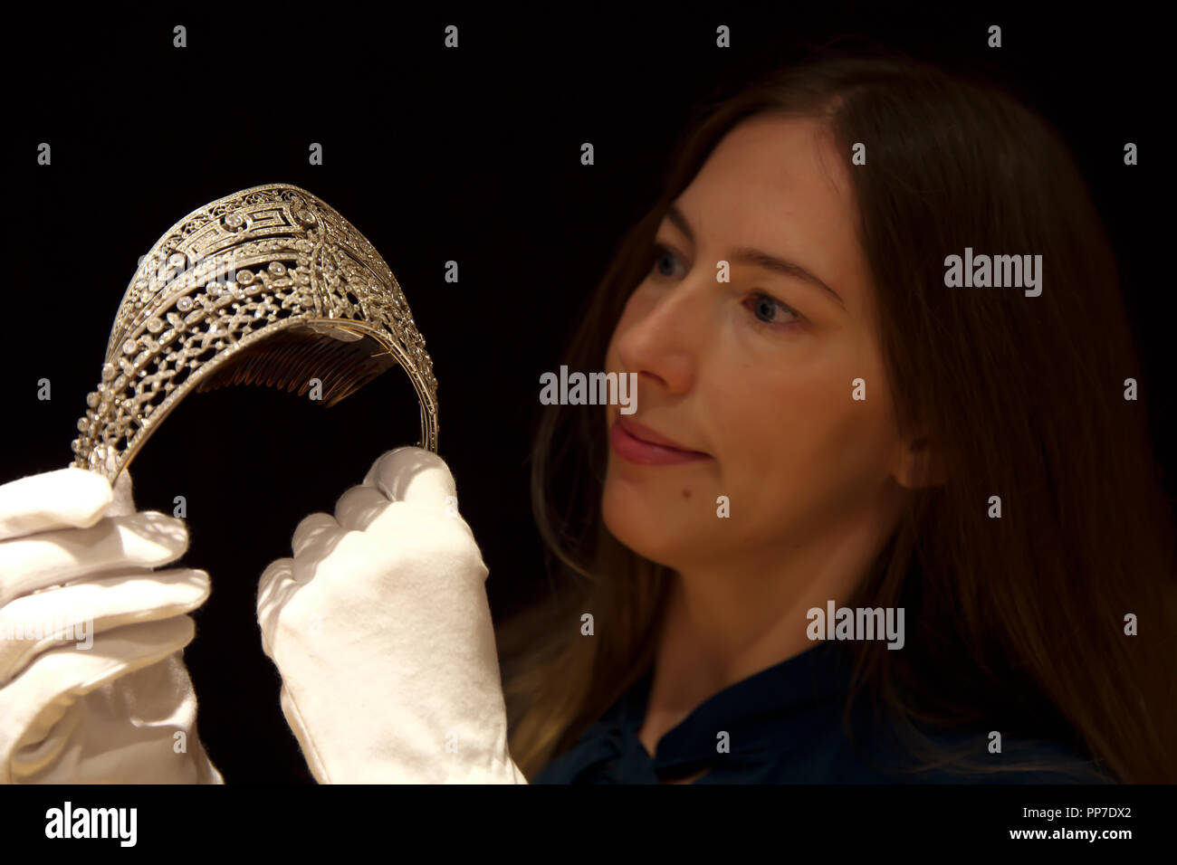 Londra, UK, 24 Settembre 2018,Gioielli Photocall avviene a Bonhams a Londra.Una Belle Époque Diamond 'Meander" Tiara, è stato progettato dallo spagnolo royal gioielliere Ansorena e posseduto dalla nobildonna spagnola Esperanza Chávarri Aldecoa, contessa di Villagonzalo, moglie di Fernando Maldonado Salabert, 8° Conte di Villagonzalo. Datato circa 1900, è stimato a £ 80,000-120,000 e precedentemente è stata esposta presso il Museo Nazionale delle Arti Decorative, a Madrid nel 1995. Credito: Keith Larby/Alamy Live News Foto Stock