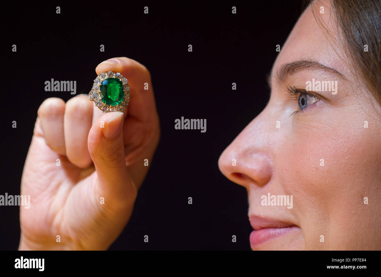 Bonhams, New Bond Street, Londra, Regno Unito. 24 Settembre, 2018. Un antico Emerald e corona diamantata stimato a £ 80,000-120,000 è tra i punti salienti della Bonhams Gioielli in vendita. Credito: Malcolm Park/Alamy Live News. Foto Stock