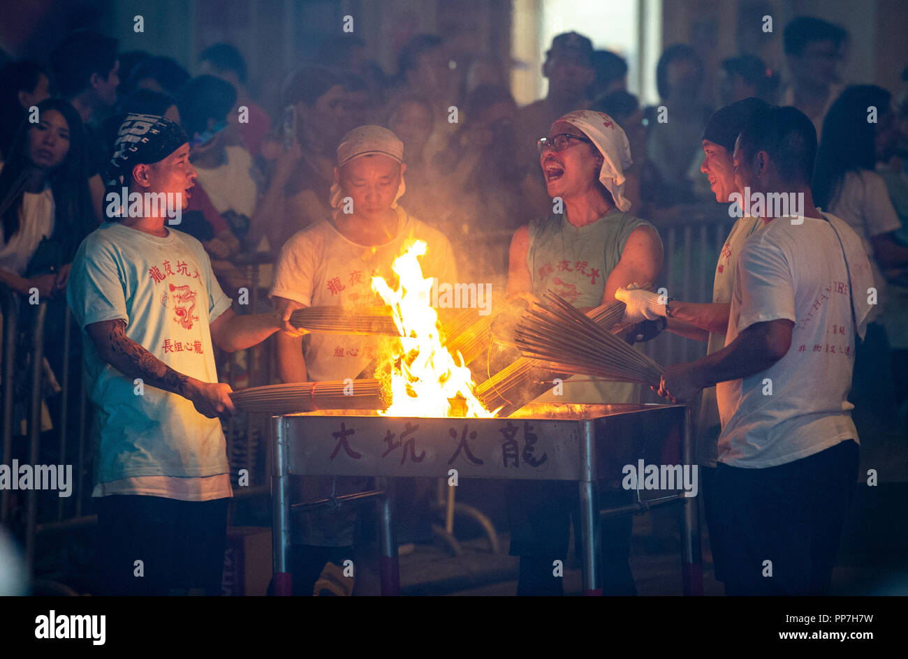 Hong Kong, Hong Kong, Cina. 24Sep, 2018. L annuale Tai Hang Fire Dragon Dance accoglie con favore in questo anni festival di metà autunno.Il secolo vecchio festival, ora indicato come uno di Hong Kong di immateriali di esperienze culturali, vede un 67-metro-long drago, contenente oltre 70.000 bastoncini di incenso portato da interpreti attraverso le strade strette. Tamburini e altri artisti per intrattenere la folla mentre il drago di fuoco spaventa gli spiriti maligni. Credito: Jayne Russell/ZUMA filo/Alamy Live News Foto Stock