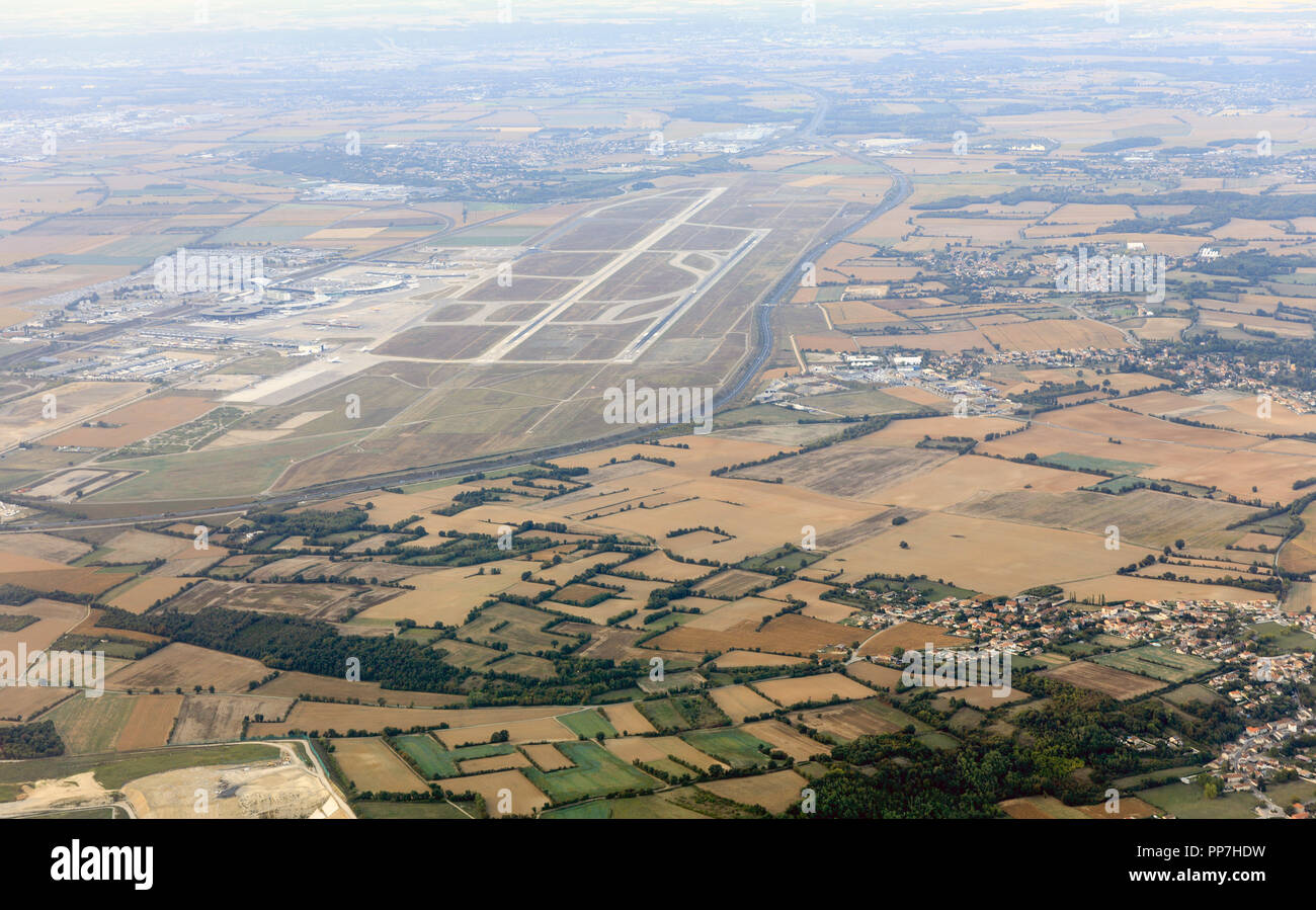 Colombier-Saugnieu, Francia. 09Sep, 2018. Lyon-Saint-Exupéry aeroporto, Colombier-Saugnieu, Auvergne-Rhône-Alpes, Francia - 9 Settembre 2018 : il Lyon-Saint-Exupéry Airport è visto dall'oblò di un aereo di linea. - Nessun filo del credito di servizio: Thierry Monasse/dpa/Alamy Live News Foto Stock