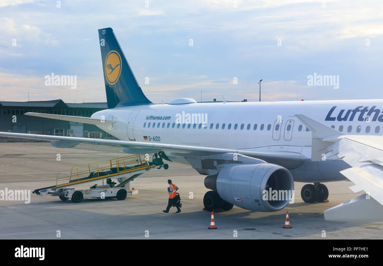 09 settembre 2018, Francia, Colombier-Saugnieu: Lyon-Saint-Exupéry aeroporto, Colombier-Saugnieu, Auvergne-Rhône-Alpes, Francia - 9 Settembre 2018 : i membri dell'equipaggio sono abbuffata di bagagli in un Airbus A320 da Lufthansa è visto in Lyon-Saint-Exupéry Airport (precedentemente noto come aeroporto di Lione Satolas). L'antenna sulla fusoliera è un partner tecnologico Inmarsat basato sulla più recente a banda larga la tecnologia satellitare (Ka-band) e offre una perfetta, copertura affidabile sui voli a corto e medio raggio attraverso Inmarsat globale della rete Xpress. I passeggeri saranno in grado di accedere a Internet utilizzando il proprio mobile d Foto Stock