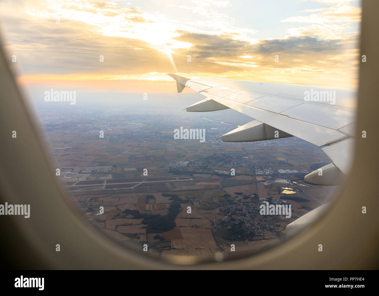 09 settembre 2018, Francia, Colombier-Saugnieu: Lyon-Saint-Exupéry aeroporto, Colombier-Saugnieu, Auvergne-Rhône-Alpes, Francia - 9 Settembre 2018 : i membri dell'equipaggio sono abbuffata di bagagli in un Airbus A320 da Lufthansa è visto in Lyon-Saint-Exupéry Airport (precedentemente noto come aeroporto di Lione Satolas). L'antenna sulla fusoliera è un partner tecnologico Inmarsat basato sulla più recente a banda larga la tecnologia satellitare (Ka-band) e offre una perfetta, copertura affidabile sui voli a corto e medio raggio attraverso Inmarsat globale della rete Xpress. I passeggeri saranno in grado di accedere a Internet utilizzando il proprio mobile d Foto Stock