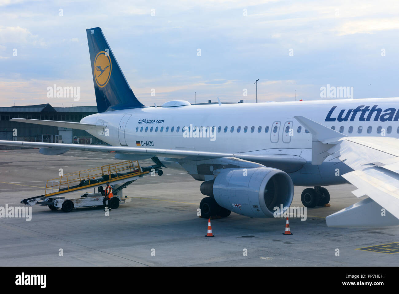 09 settembre 2018, Francia, Colombier-Saugnieu: Lyon-Saint-Exupéry aeroporto, Colombier-Saugnieu, Auvergne-Rhône-Alpes, Francia - 9 Settembre 2018 : i membri dell'equipaggio sono abbuffata di bagagli in un Airbus A320 da Lufthansa è visto in Lyon-Saint-Exupéry Airport (precedentemente noto come aeroporto di Lione Satolas). L'antenna sulla fusoliera è un partner tecnologico Inmarsat basato sulla più recente a banda larga la tecnologia satellitare (Ka-band) e offre una perfetta, copertura affidabile sui voli a corto e medio raggio attraverso Inmarsat globale della rete Xpress. I passeggeri saranno in grado di accedere a Internet utilizzando il proprio mobile d Foto Stock