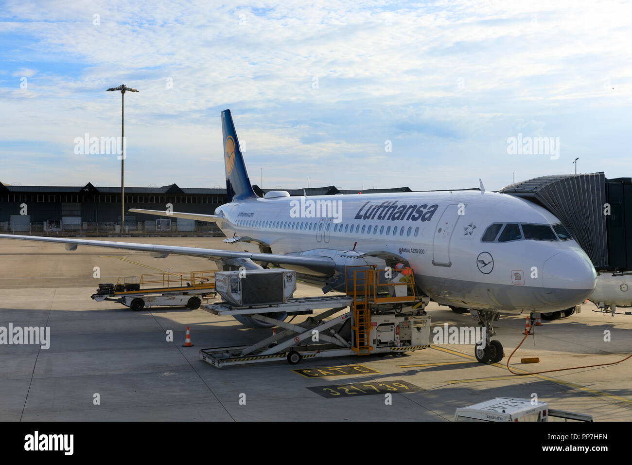 09 settembre 2018, Francia, Colombier-Saugnieu: Lyon-Saint-Exupéry aeroporto, Colombier-Saugnieu, Auvergne-Rhône-Alpes, Francia - 9 Settembre 2018 : i membri dell'equipaggio sono abbuffata di bagagli in un Airbus A320 da Lufthansa è visto in Lyon-Saint-Exupéry Airport (precedentemente noto come aeroporto di Lione Satolas). L'antenna sulla fusoliera è un partner tecnologico Inmarsat basato sulla più recente a banda larga la tecnologia satellitare (Ka-band) e offre una perfetta, copertura affidabile sui voli a corto e medio raggio attraverso Inmarsat globale della rete Xpress. I passeggeri saranno in grado di accedere a Internet utilizzando il proprio mobile d Foto Stock