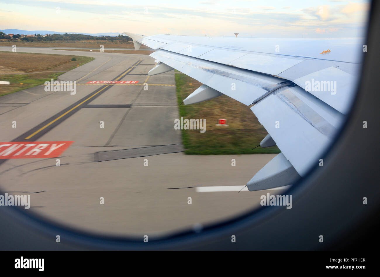 Colombier-Saugnieu, Francia. 09Sep, 2018. Lyon-Saint-Exupéry aeroporto, Colombier-Saugnieu, Auvergne-Rhône-Alpes, Francia - 9 Settembre 2018 : Un aereo di linea è di decollare da Lyon-Saint-Exupéry Airport. - Nessun filo del credito di servizio: Thierry Monasse/dpa/Alamy Live News Foto Stock