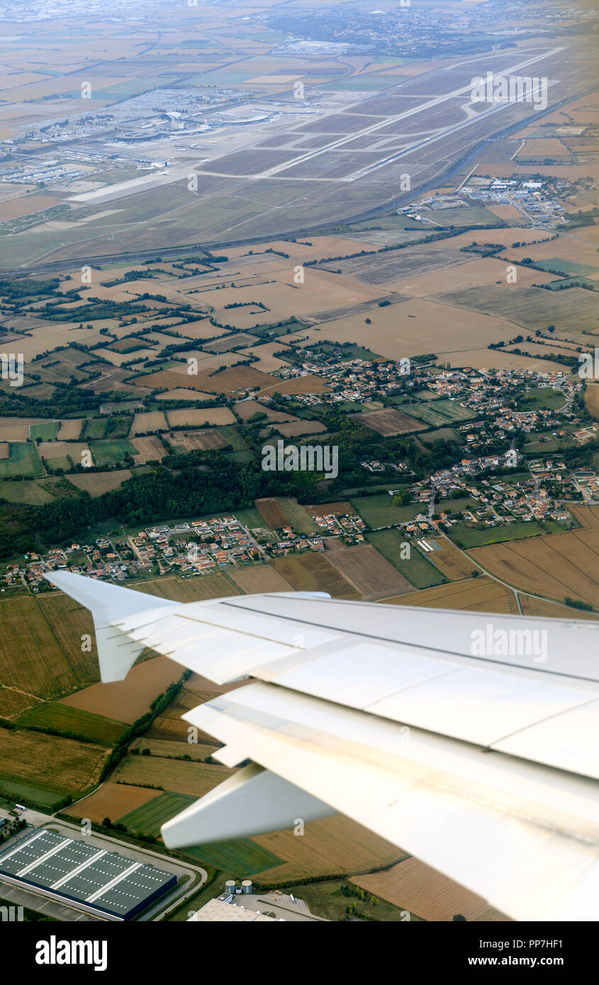 Colombier-Saugnieu, Francia. 09Sep, 2018. Lyon-Saint-Exupéry aeroporto, Colombier-Saugnieu, Auvergne-Rhône-Alpes, Francia - 9 Settembre 2018 : il Lyon-Saint-Exupéry Airport è visto dall'oblò di un aereo di linea. - Nessun filo del credito di servizio: Thierry Monasse/dpa/Alamy Live News Foto Stock
