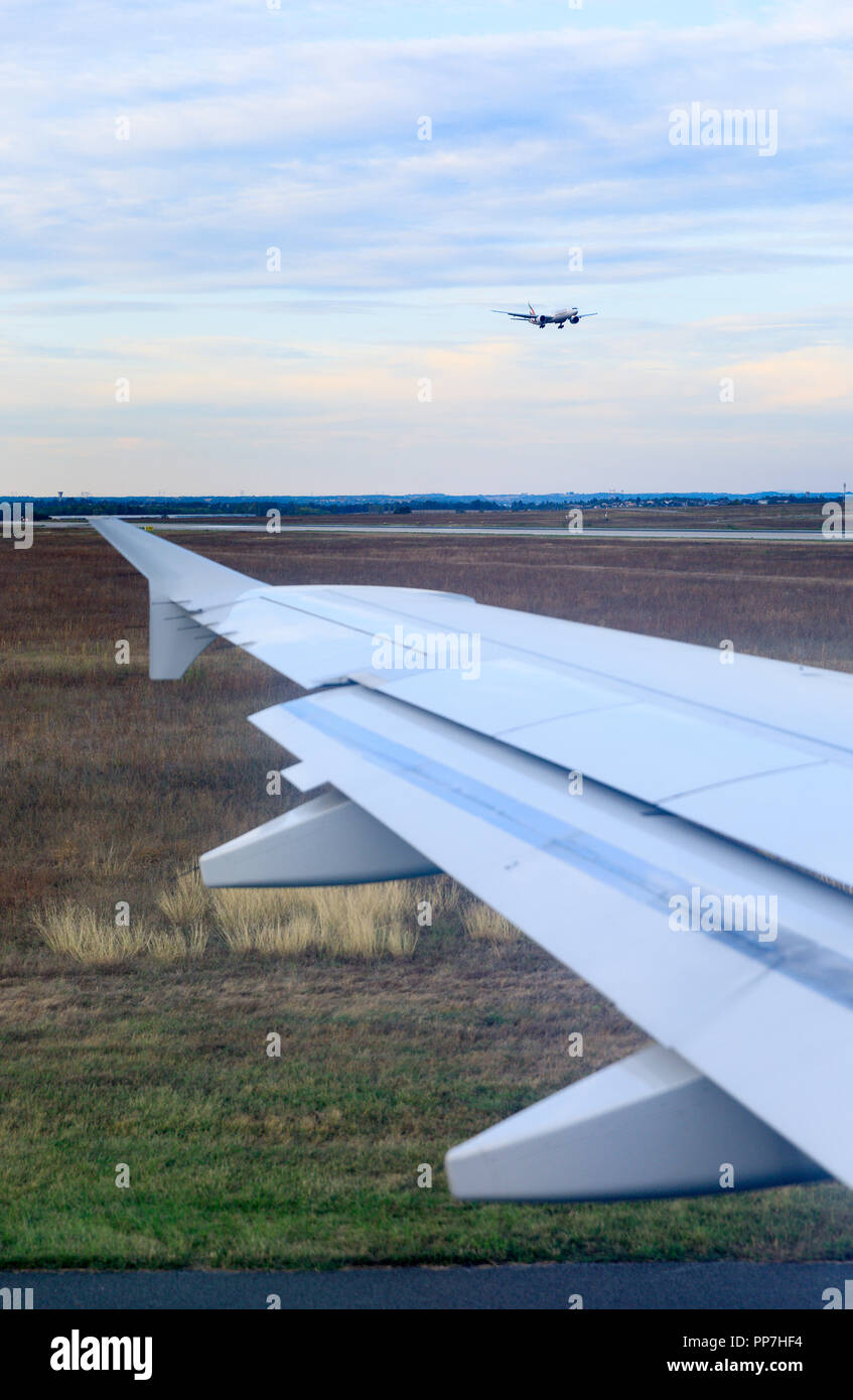 Colombier-Saugnieu, Francia. 09Sep, 2018. Lyon-Saint-Exupéry aeroporto, Colombier-Saugnieu, Auvergne-Rhône-Alpes, Francia - 9 Settembre 2018 : un Boeing 777 da Emirates Airlines in atterraggio a Lyon-Saint Exupéry Airport. - Nessun filo del credito di servizio: Thierry Monasse/dpa/Alamy Live News Foto Stock