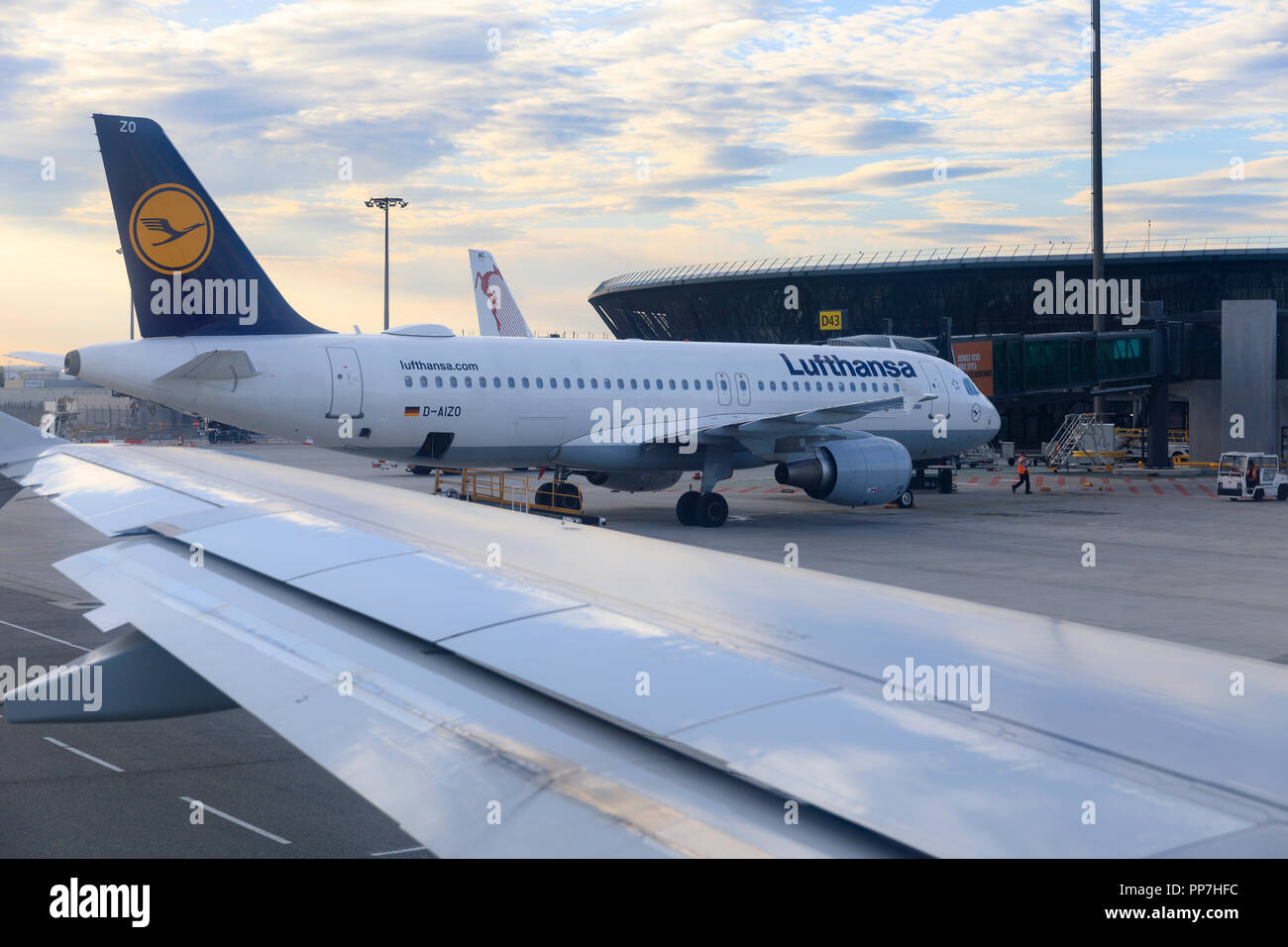 09 settembre 2018, Francia, Colombier-Saugnieu: Lyon-Saint-Exupéry aeroporto, Colombier-Saugnieu, Auvergne-Rhône-Alpes, Francia - 9 Settembre 2018 : i membri dell'equipaggio sono abbuffata di bagagli in un Airbus A320 da Lufthansa è visto in Lyon-Saint-Exupéry Airport (precedentemente noto come aeroporto di Lione Satolas). L'antenna sulla fusoliera è un partner tecnologico Inmarsat basato sulla più recente a banda larga la tecnologia satellitare (Ka-band) e offre una perfetta, copertura affidabile sui voli a corto e medio raggio attraverso Inmarsat globale della rete Xpress. I passeggeri saranno in grado di accedere a Internet utilizzando il proprio mobile d Foto Stock