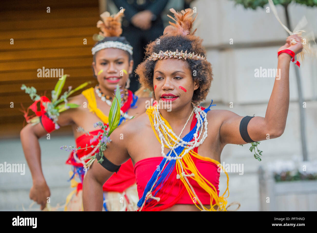 La seconda troup Oceanic ballerini aggiungere il benvenuto - un corteo cerimoniale e cerimonia di benedizione per la Royal Academy la prossima Oceania mostra. La processione ha iniziato da Green Park e spostato verso il basso in Piccadilly al RA cortile dove essi sono stati formalmente accolto con favore dai membri di Ngāti Rānana, il London Māori Club. Paesi e territori interessati alla cerimonia compresa Nuova Zelanda, Isole Figi, il Regno di Tonga, Papua Nuova Guinea e Tahiti. Credito: Guy Bell/Alamy Live News Foto Stock