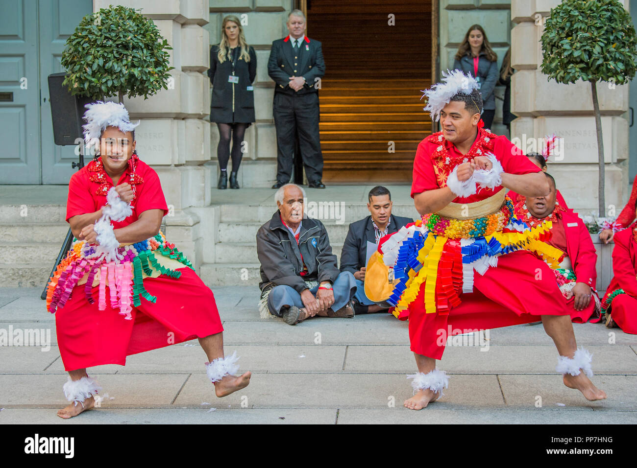 Tongan ballerini - un corteo cerimoniale e cerimonia di benedizione per la Royal Academy la prossima Oceania mostra. La processione ha iniziato da Green Park e spostato verso il basso in Piccadilly al RA cortile dove essi sono stati formalmente accolto con favore dai membri di Ngāti Rānana, il London Māori Club. Paesi e territori interessati alla cerimonia compresa Nuova Zelanda, Isole Figi, il Regno di Tonga, Papua Nuova Guinea e Tahiti. Credito: Guy Bell/Alamy Live News Foto Stock