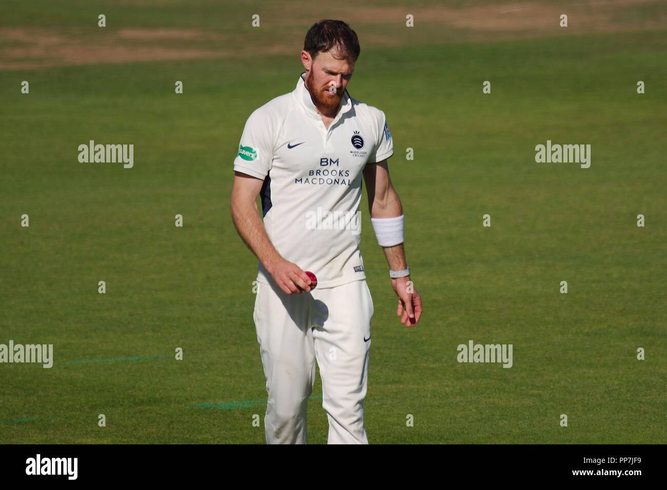 Chester le street, Inghilterra, 24 settembre 2018. Middlesex bowler James Harris ritorna al suo marchio durante la loro Specsavers County Championship Division 2 match contro Durham a Emirates Riverside. Credito: Colin Edwards/Alamy Live News. Foto Stock