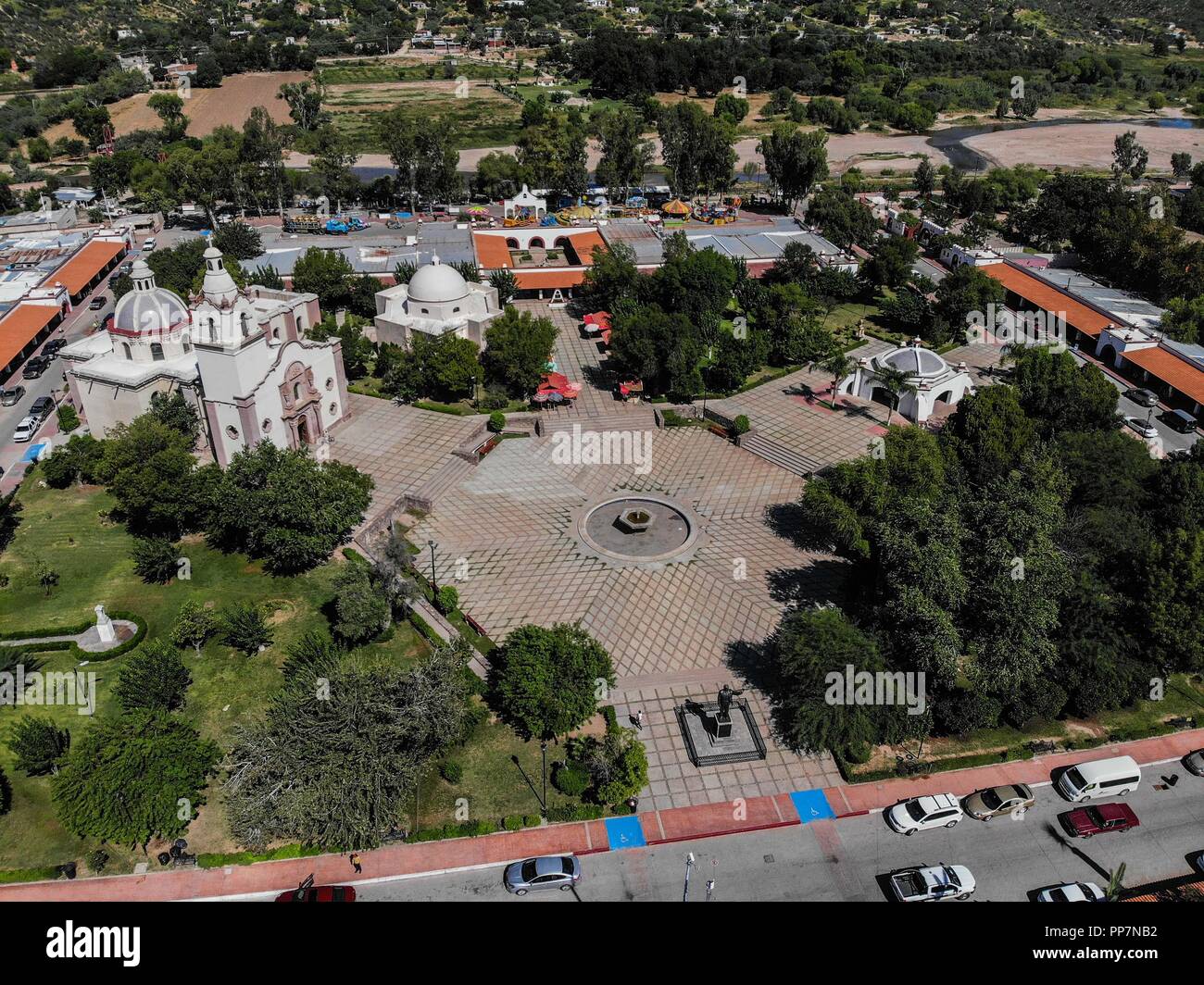 Veduta aerea della chiesa di Santa María de Magdalena nella monumentale plaza de Magdalena de Kino, Sonora, Messico....Vista aerea de la Iglesia de San Foto Stock