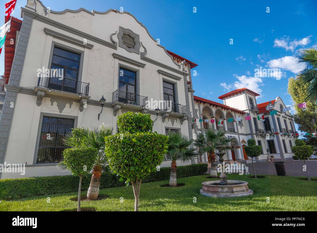 La facciata del Palazzo Comunale di Magdalena, Sonora, Messico... Fachada del Palacio Municipal de Magdalena, Sonora, Messico (Foto: Luis Gutierrez / N Foto Stock