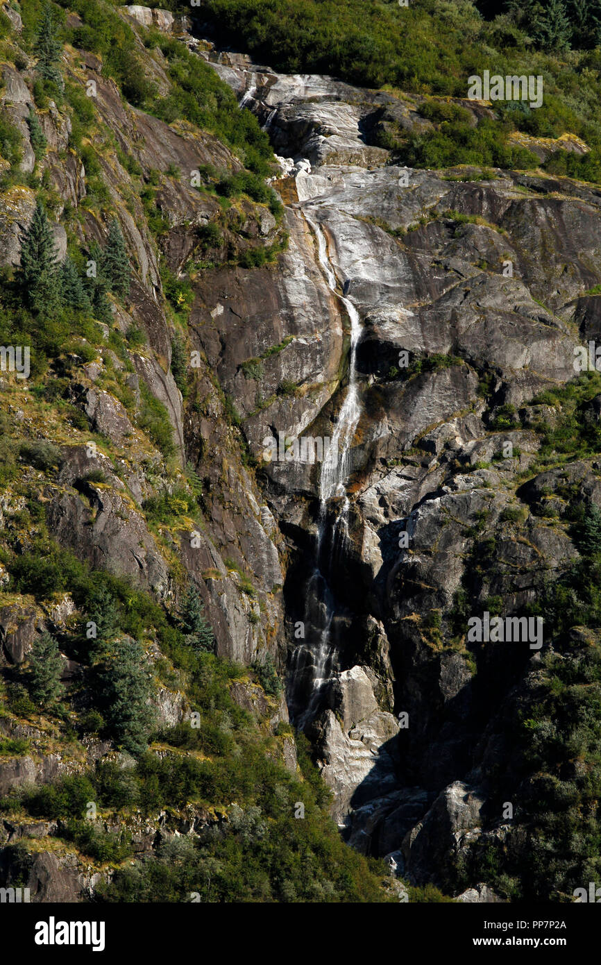 Cascata scendendo lato della montagna vicino a Juneau in Alaska, Foto Stock