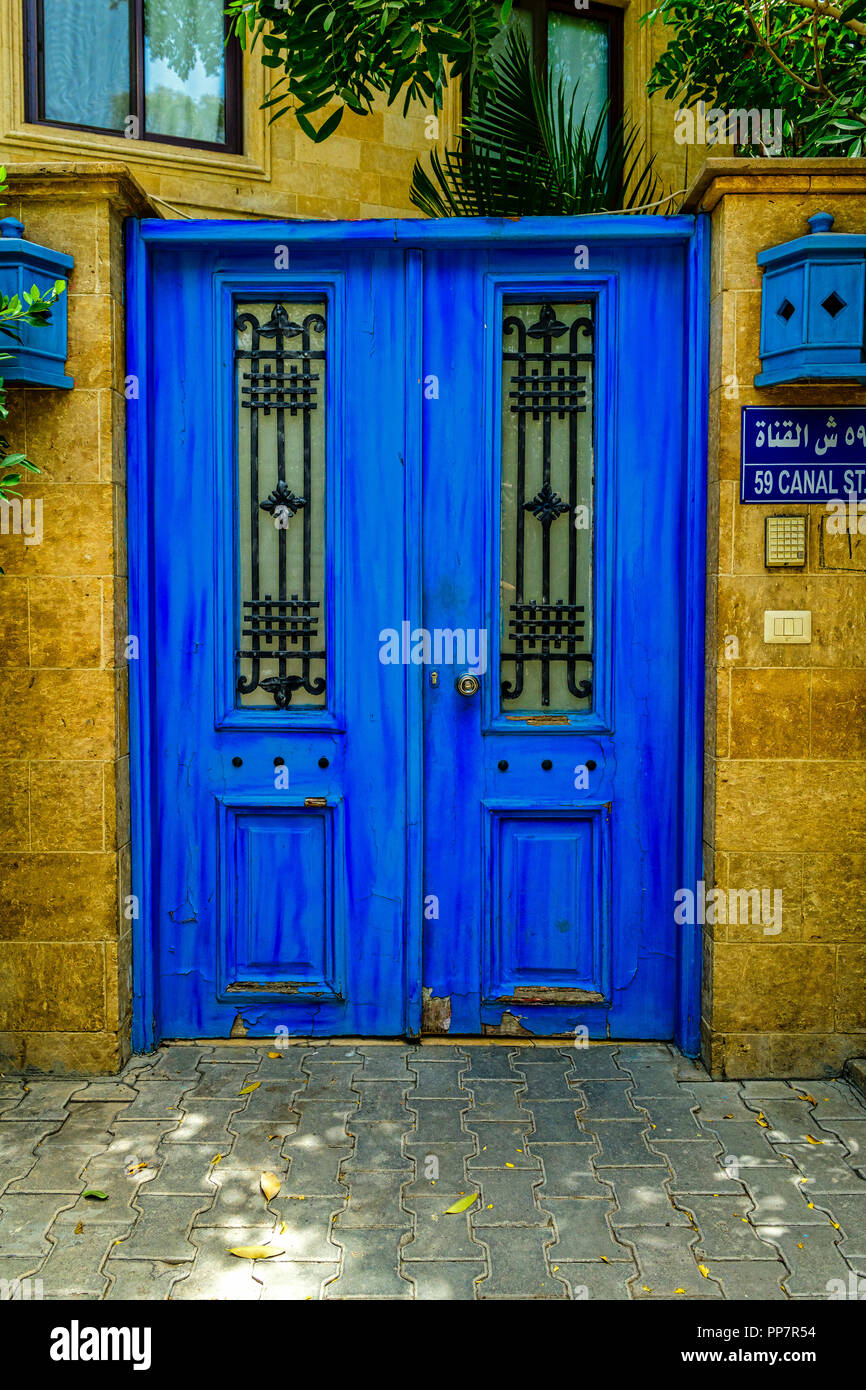 Blue Doors all'ingresso di una vecchia Mansion ON Canal Street a Maadi Foto Stock