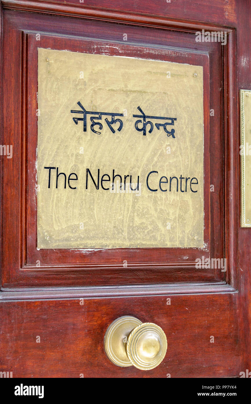 Londra Inghilterra,Regno Unito,West End City Westminster Mayfair,Nehru Centre Centre,High Commission of India,area culturale,porta,insegna,lingua hindi,UK GB Engl Foto Stock