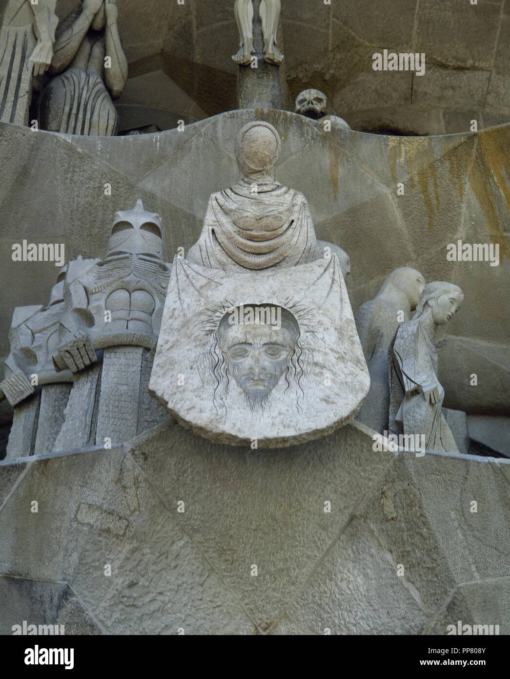 Spagna. Barcellona. La Sagrada Familia, La Passione di facciata. La figura della Veronica con l immagine di Gesù per il suo velo. Da scultore spagnolo Josep Maria Subirachs (1927-2014). Foto Stock