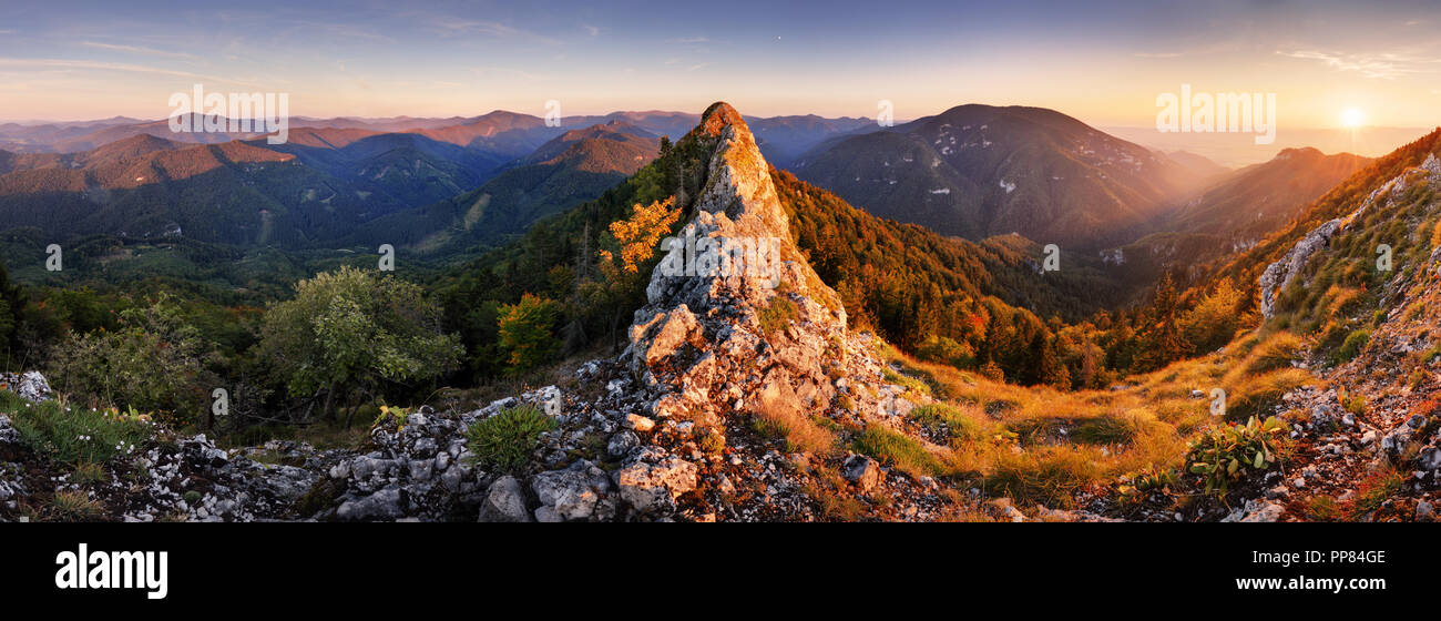 Panorama roccioso del tramonto in valle di montagna paesaggio. Foto Stock