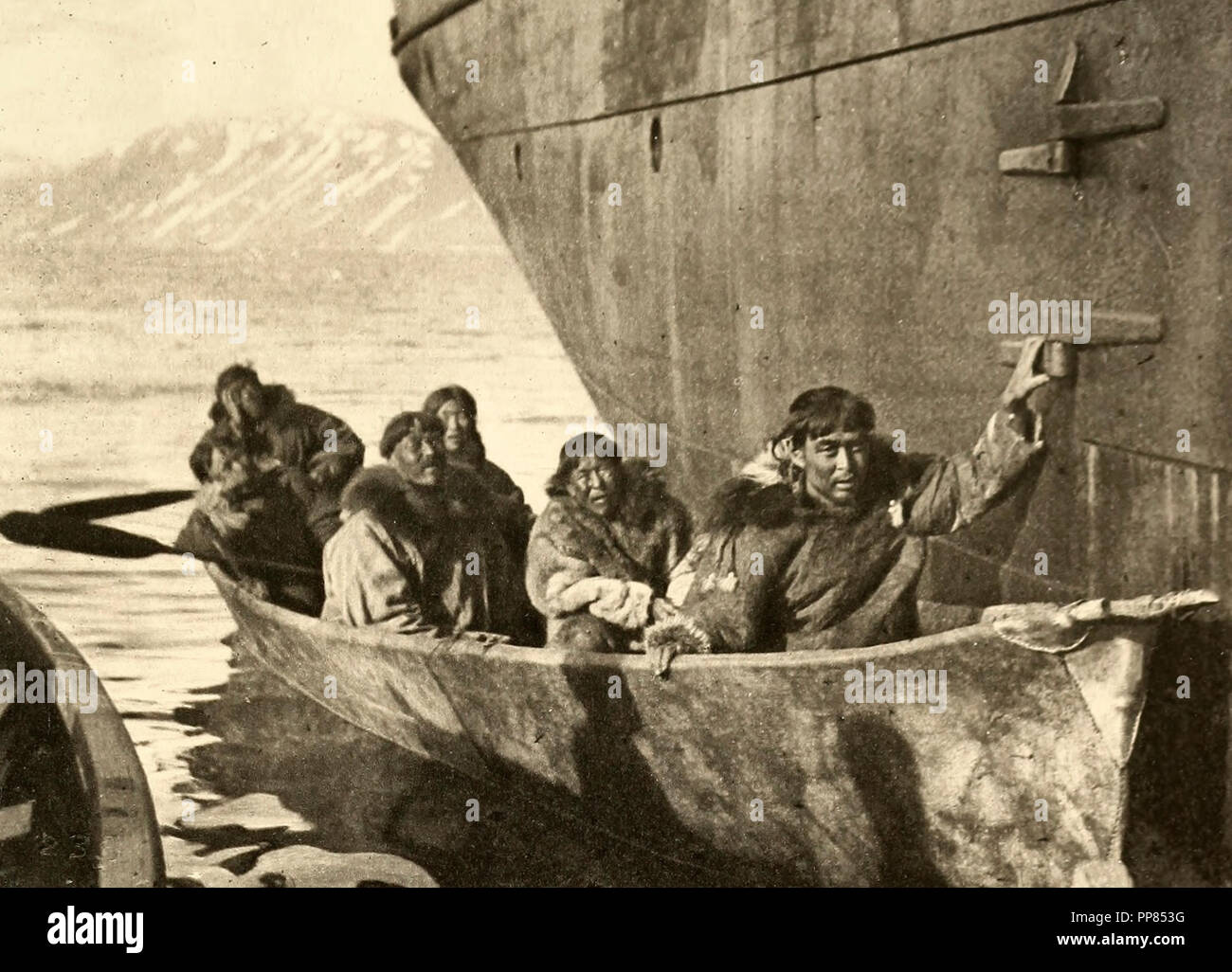 Eschimesi a fianco di una nave, Plover Bay, Siberia, circa 1900 Foto Stock